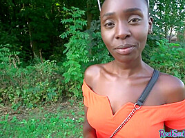 Pickedup Ebony Gives Outdoor Blowjob To Pov Guy