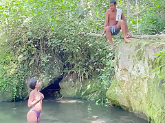 Chica Latina In Me Follo A Desconocida Mientras Toma Un Rico Bano En El Lago